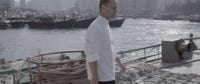 Le chef Robin Zavou sur un bateau de pêcheur au marché de Hong kong